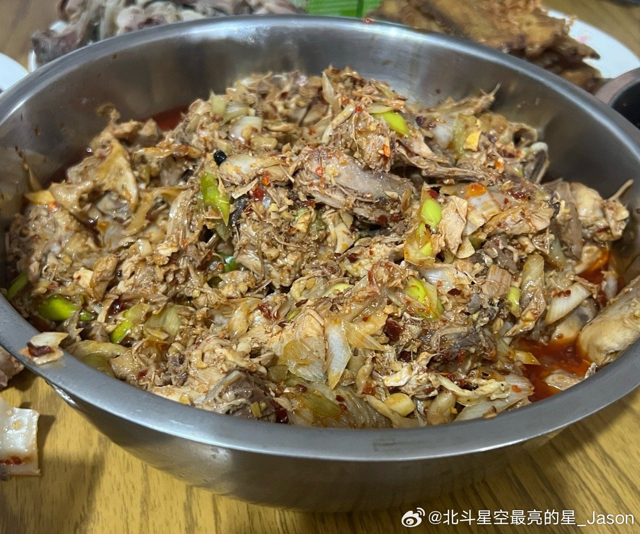 看似平平无奇的凉拌鸡但是真的很好吃！绝对传统的四川口味，一年只此一次