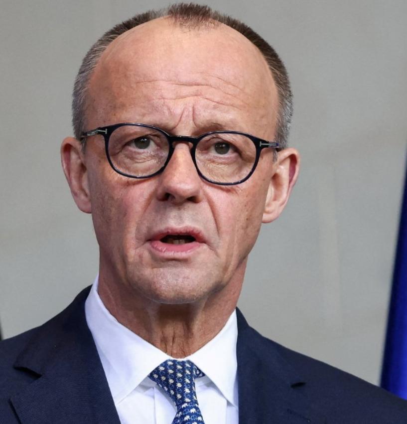 特朗普这次在欧洲踢到了钢板，据报道，他在考虑从德国撤出美军，而德国选择党则表示，