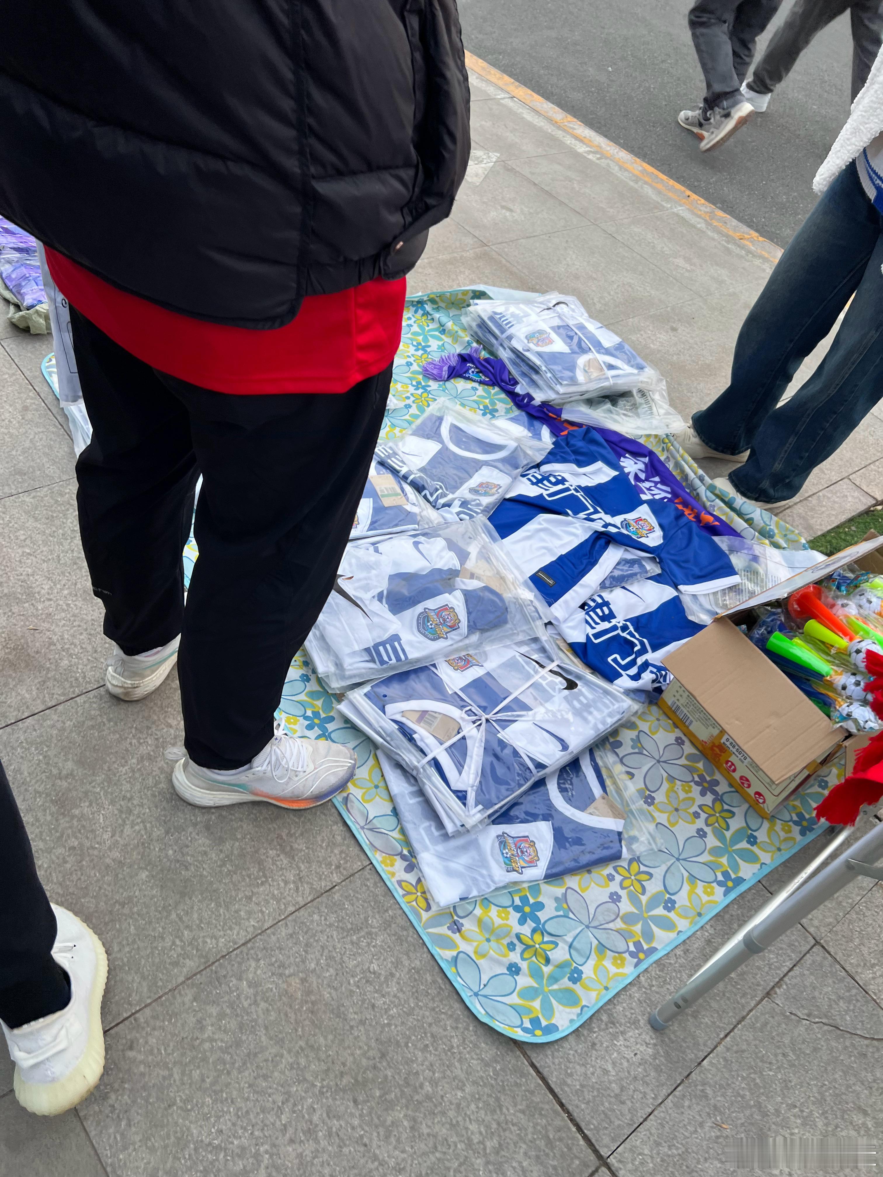 水滴门口的商贩们就手卖一波卧虎装备[doge]#国足vs新加坡# ​​​