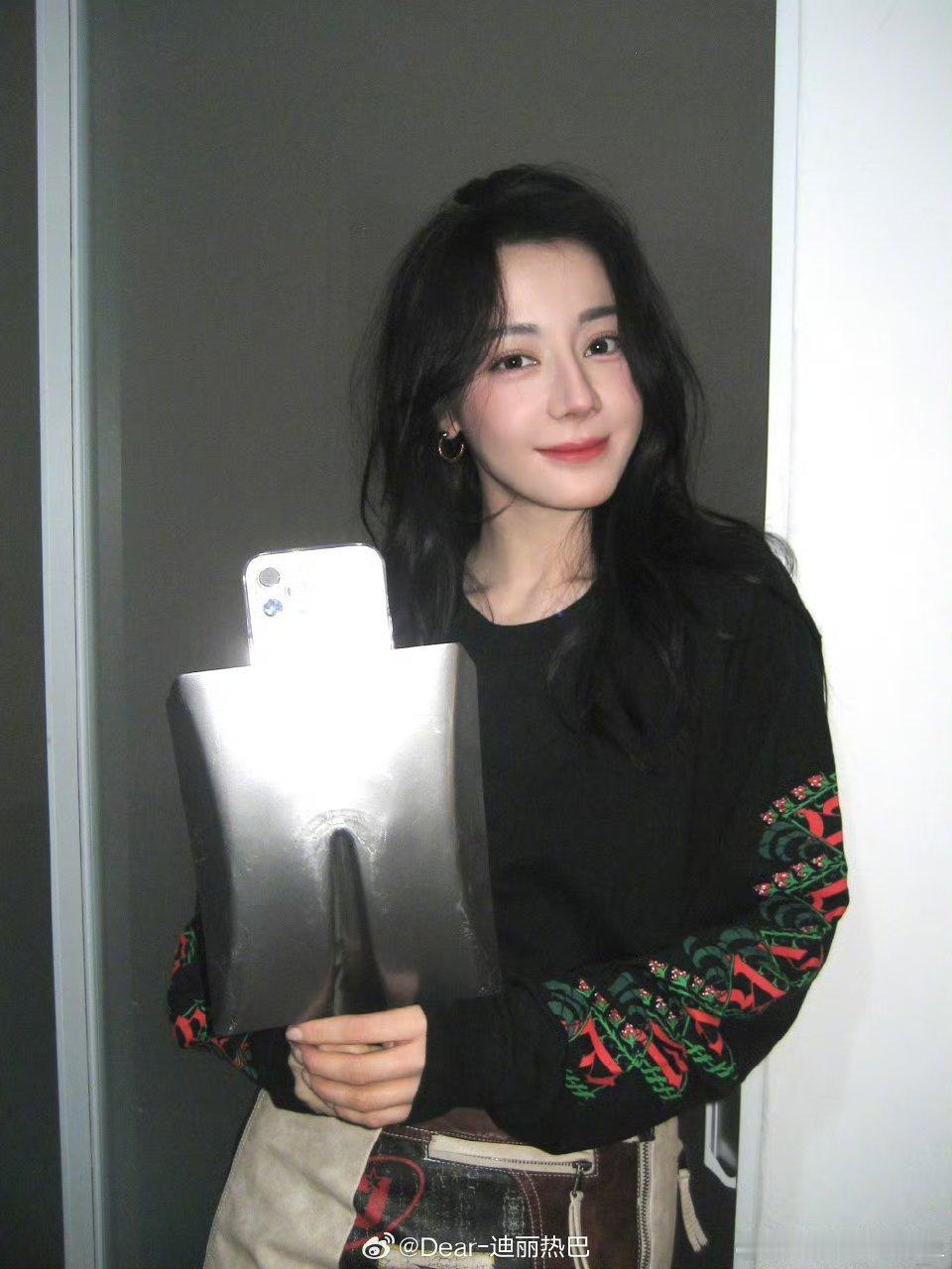 谁给迪丽热巴买的手机壳救命 谁给迪丽热巴买的雷霆手机壳！抽象界又要迎来新的人物了