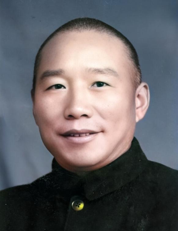 1948年，国军的一名伙夫和大部队走散了，被解放军拦下。解放军看他年纪大，便发了