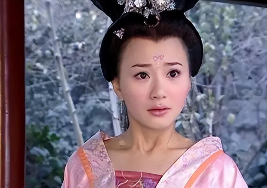 公元976年，宋太宗强行临幸小周后。可没想到事后，小周后起身穿衣，居然发现十几个