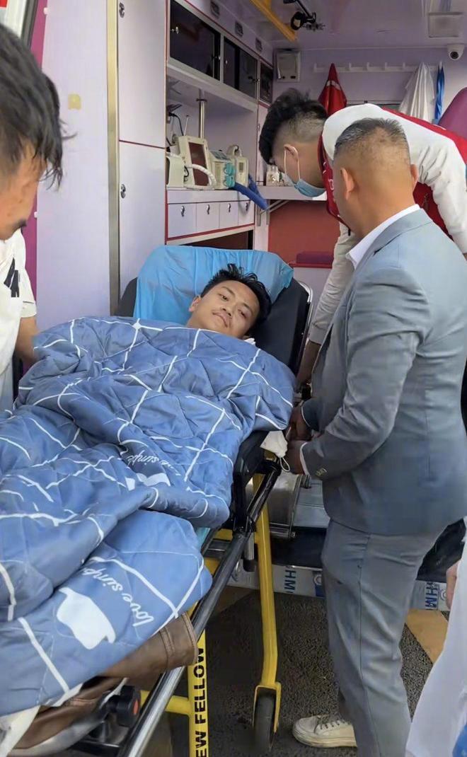 在非洲被绑架打断腿博主家属发声【贵州网红疑遭同行绑架逃生后回国，家属称双腿骨折等