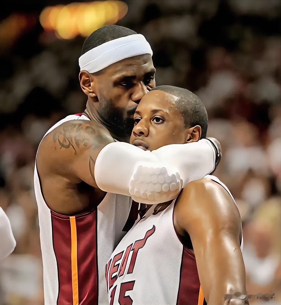 热火名宿查莫斯真敢说啊！
丝毫不怕得罪好兄弟詹姆斯。

近日，前NBA球员查莫斯