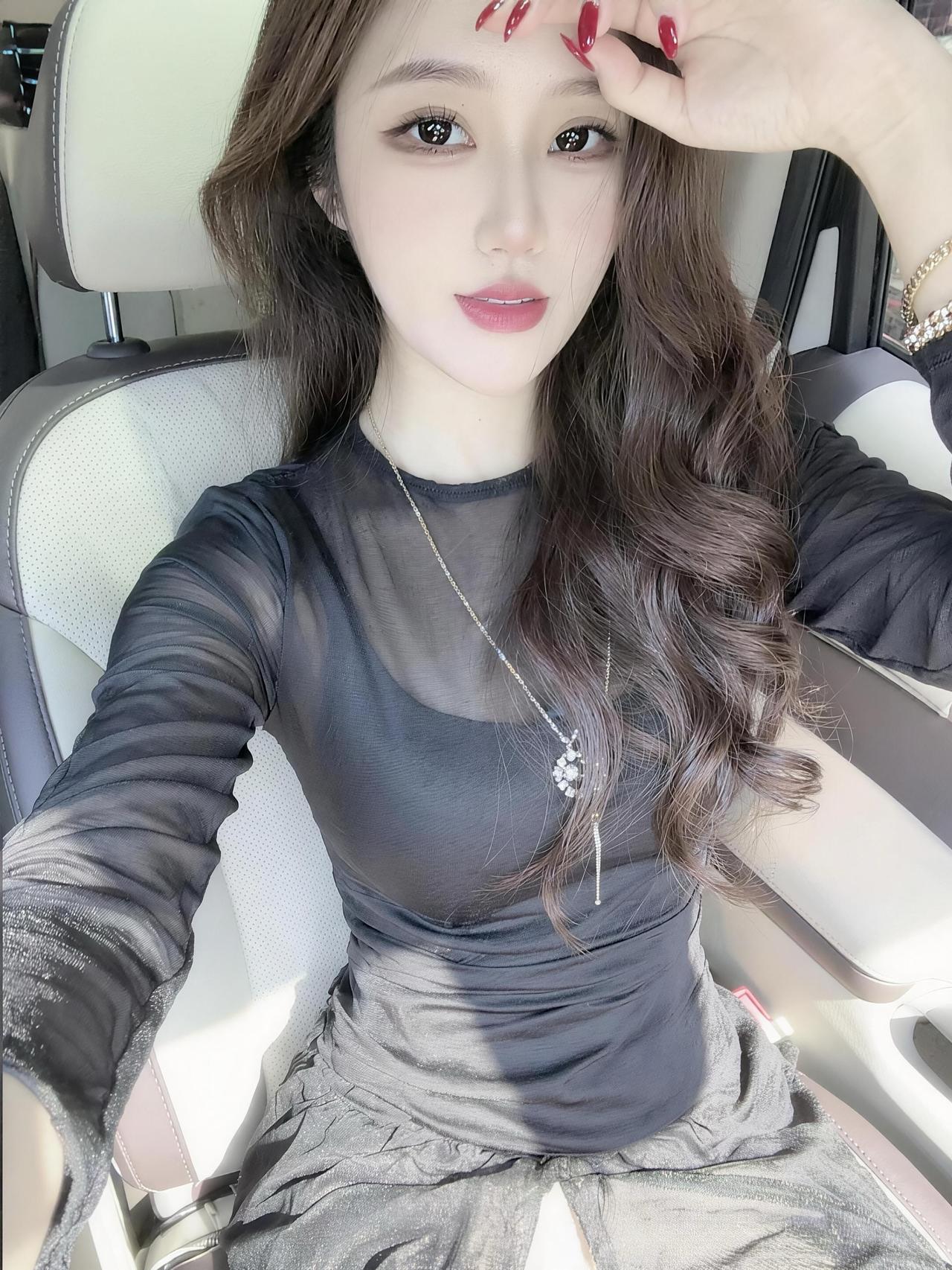 对小众风的偏爱，也是对不被定义自己的偏爱。不要把美丽留给明天，今天就穿出最美的模