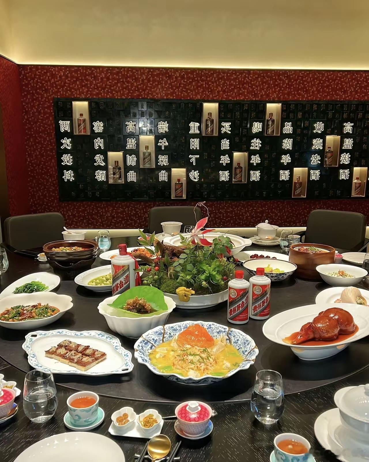 从吃饭的习惯可以看清男人和女人1. 吃饭总先给家人夹菜的男人，顾家；吃饭懂得留菜