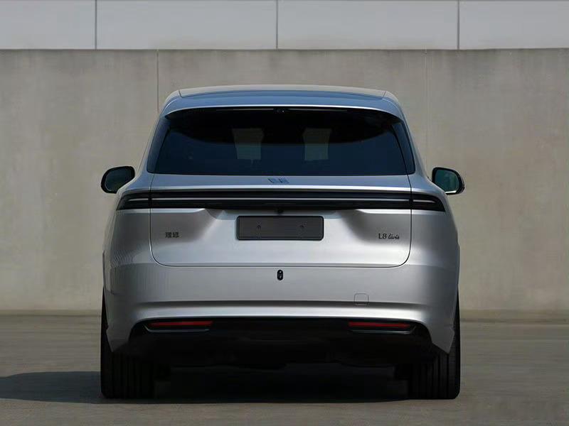 感觉全新理想L8换成大五座无疑是理想今年做的最正确的决定尾部牌照框上移向老大哥理