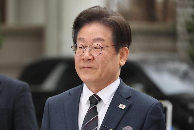 韩国总统一句话引发热议，中美博弈中的生存选择，经济账本藏着答案。
李在明在APE