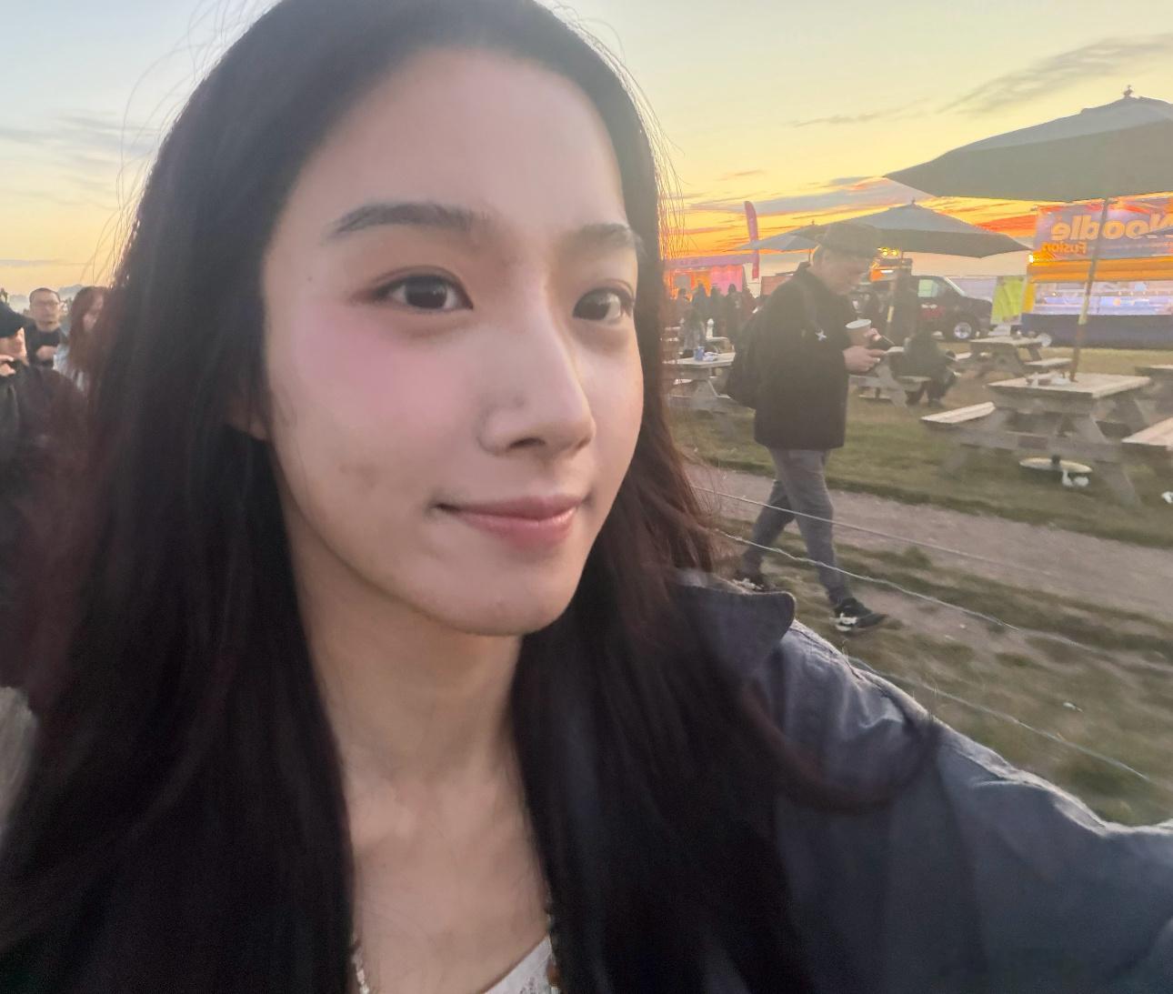 卢昱晓英国游玩照卢昱晓英国明信片 充电开始，假期快乐 