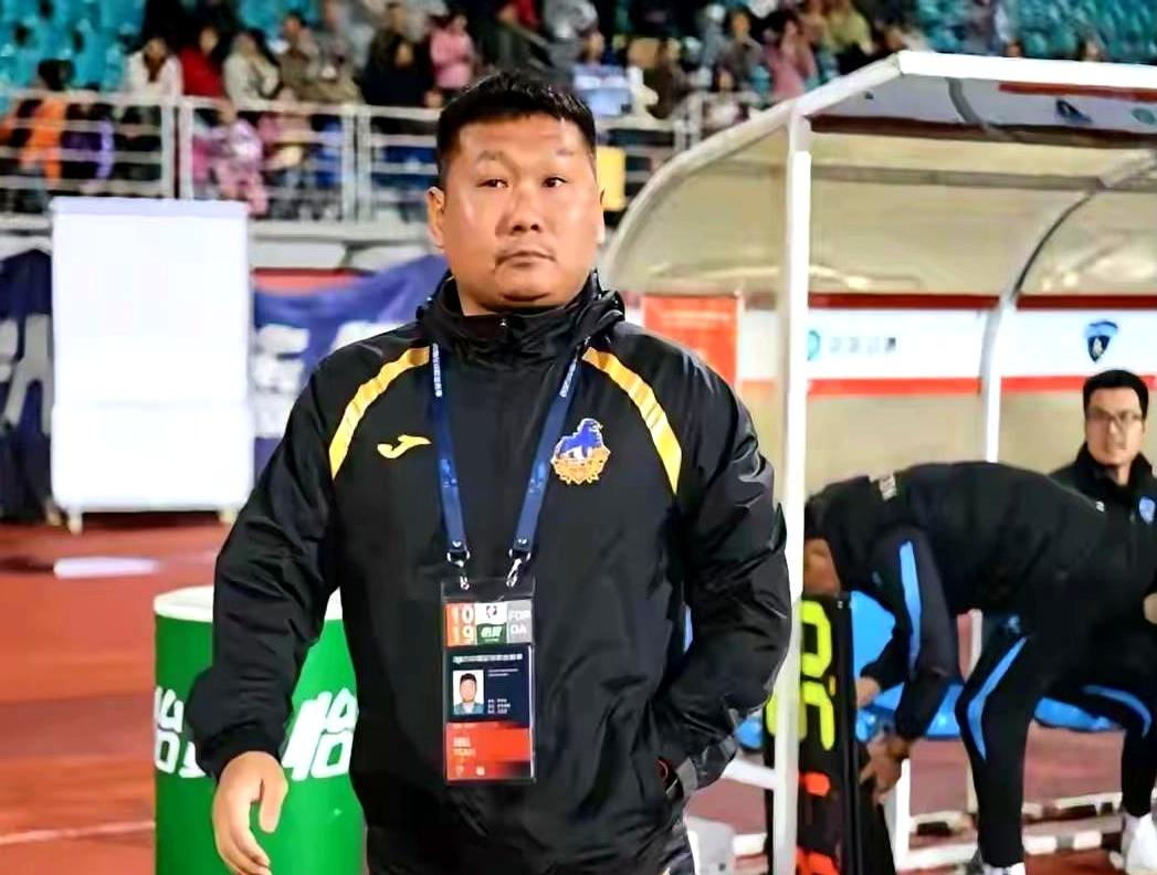 重庆铜梁龙中超前五轮不败冲上榜首！
 

38岁少帅刘建业带队，主打防守反击。全