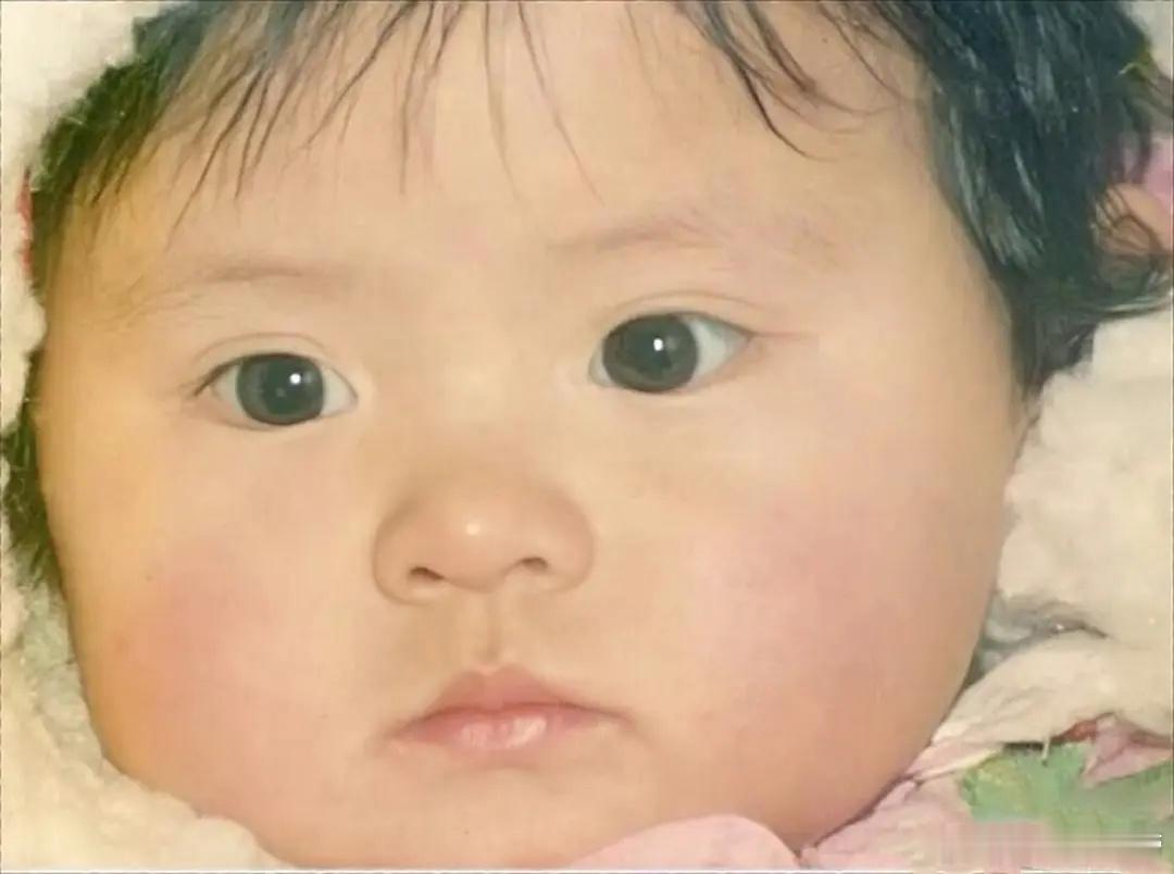 张予曦从小就是一张浓颜建模脸……一家高颜值 到底是谁在质疑她整容[苦涩][苦涩]
