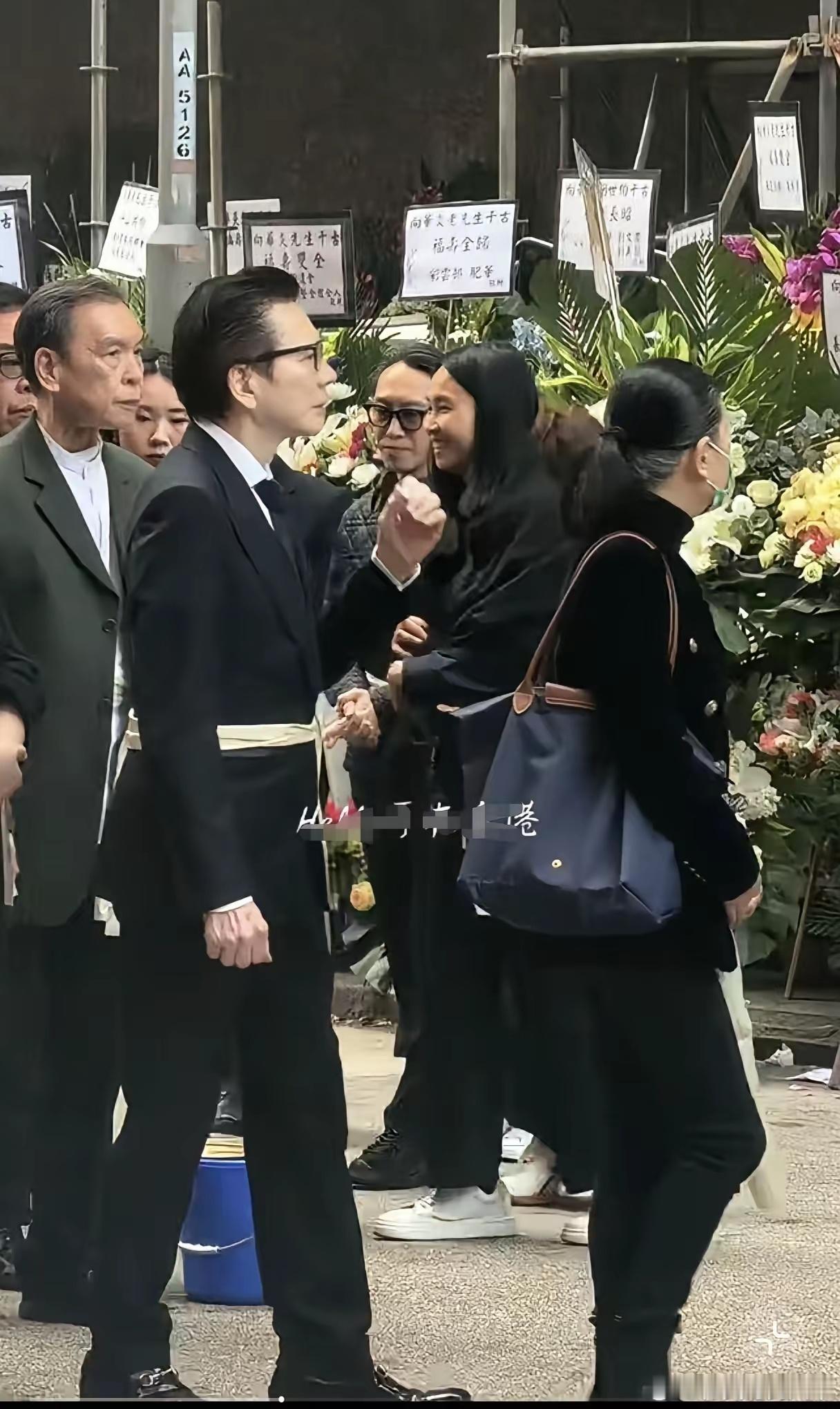 真的是越来越搞不懂向华强了，明明都已经是78岁的人了。皮肤松弛，身材发福，头发稀