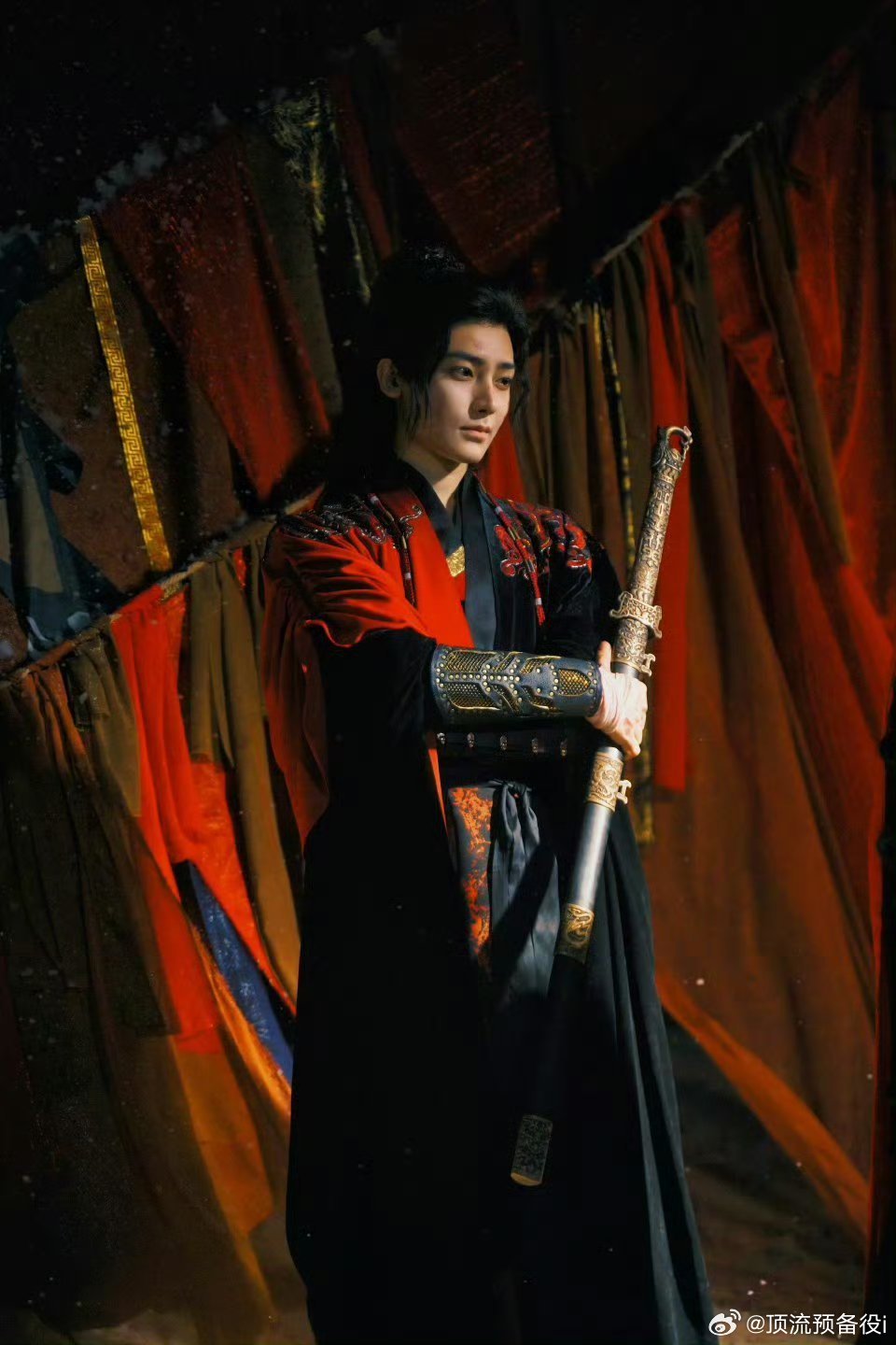 《雀骨》侯明昊萧无衣长剑染血海报🈶长剑染血，破而后立——红黑色调一整个把氛围感