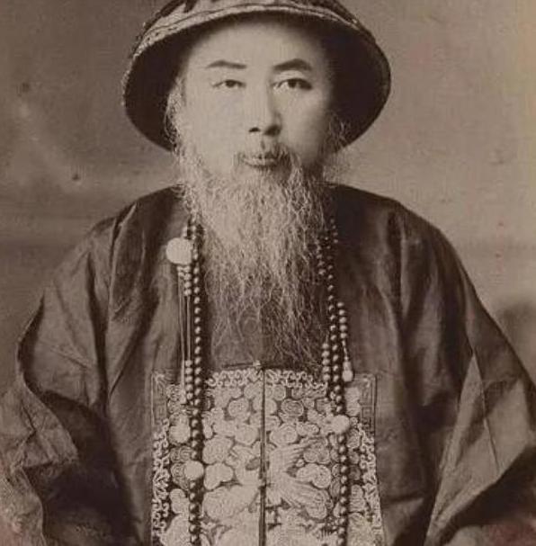 晚清名臣梁鼎芬被贬职后，他嘱咐好友文廷式帮忙照看妻子。结果妻子与对方走到一起，还