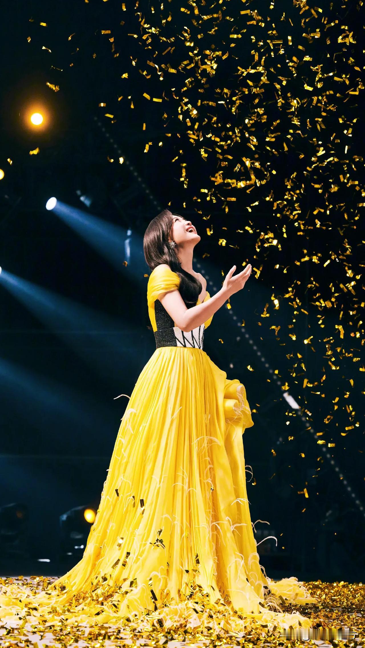 贾玲：一瞬间觉得她就宛如神话里的雅典娜 战神 女神  气势凛凛 不可逼视 能斩尽