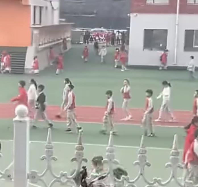 男子为了能让孩子多休息，
买下离学校最近的房子，
孩子爸爸介绍：“买房子是在一年