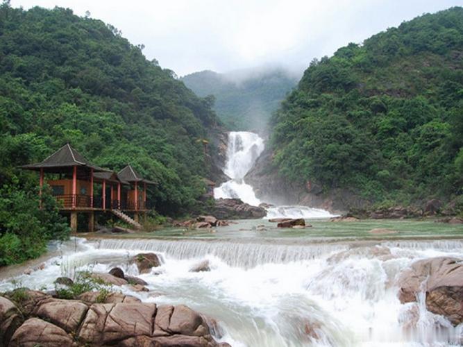 【三寨谷度假村】三寨谷度假村位于惠州龙门县南昆山路口。境内三面环山、流泉飞瀑，是