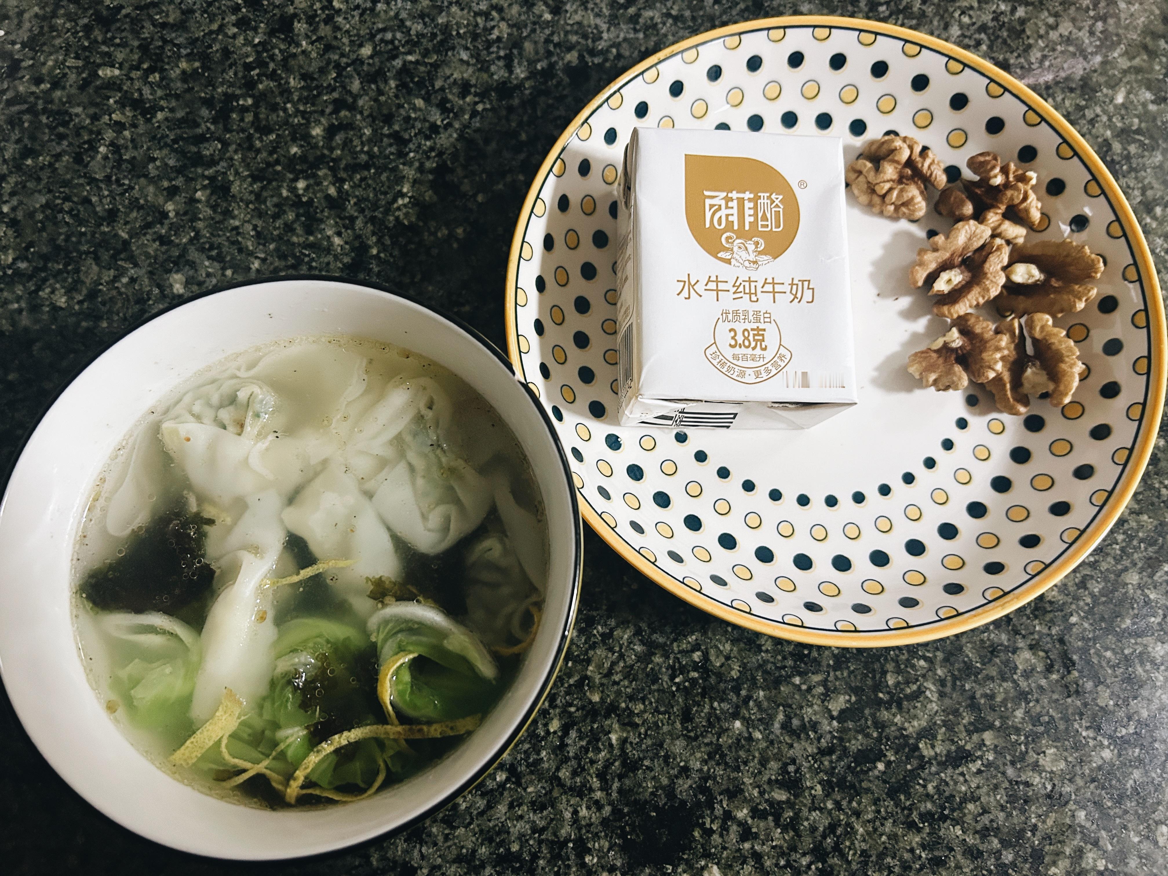 早早早哇 ʔ•̫͡•ʕ 早餐小确幸一碗小馄饨一杯温牛奶三颗核桃和今天好好加油打气