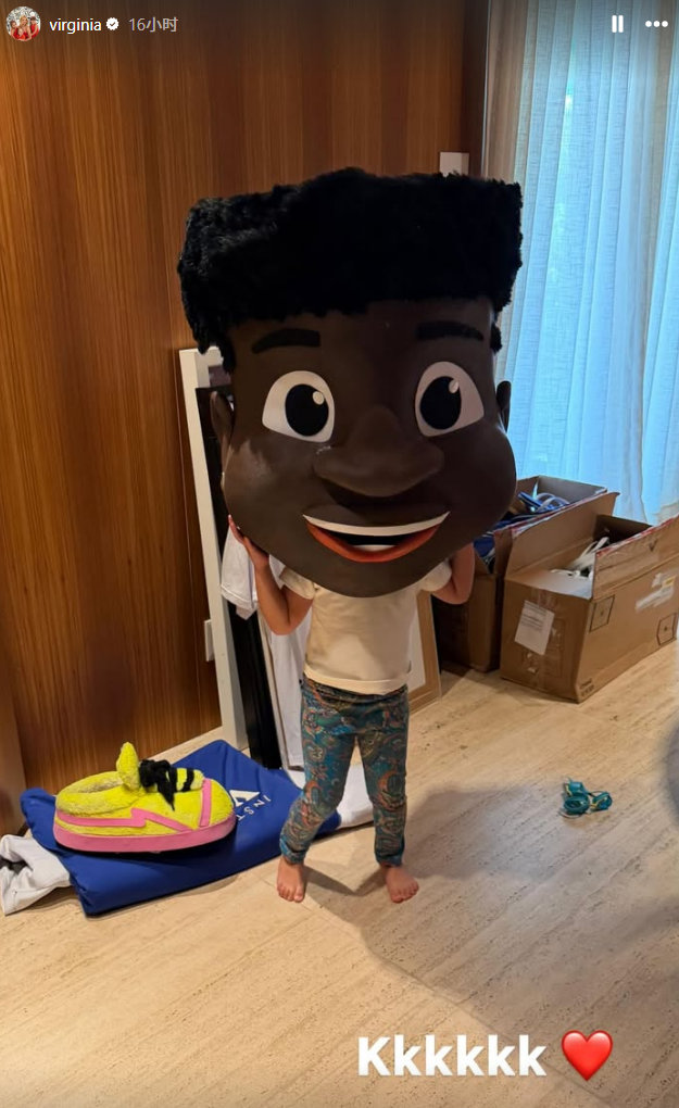 威尼修斯女友家的小孩带着威尼修斯卡通形象玩偶的头套