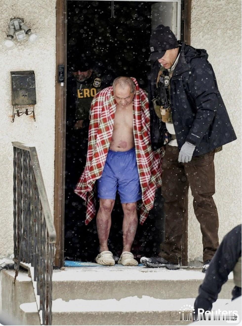 这位苗族老人在10度下被带离家里，不准穿衣服。 美国海关与移民执法局够狠，破门而