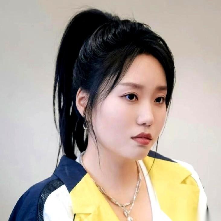 聊聊李雪琴。
就挺奇怪的，一堆导演突然跟商量好了似的，把剧本玩命往她那儿递。很多