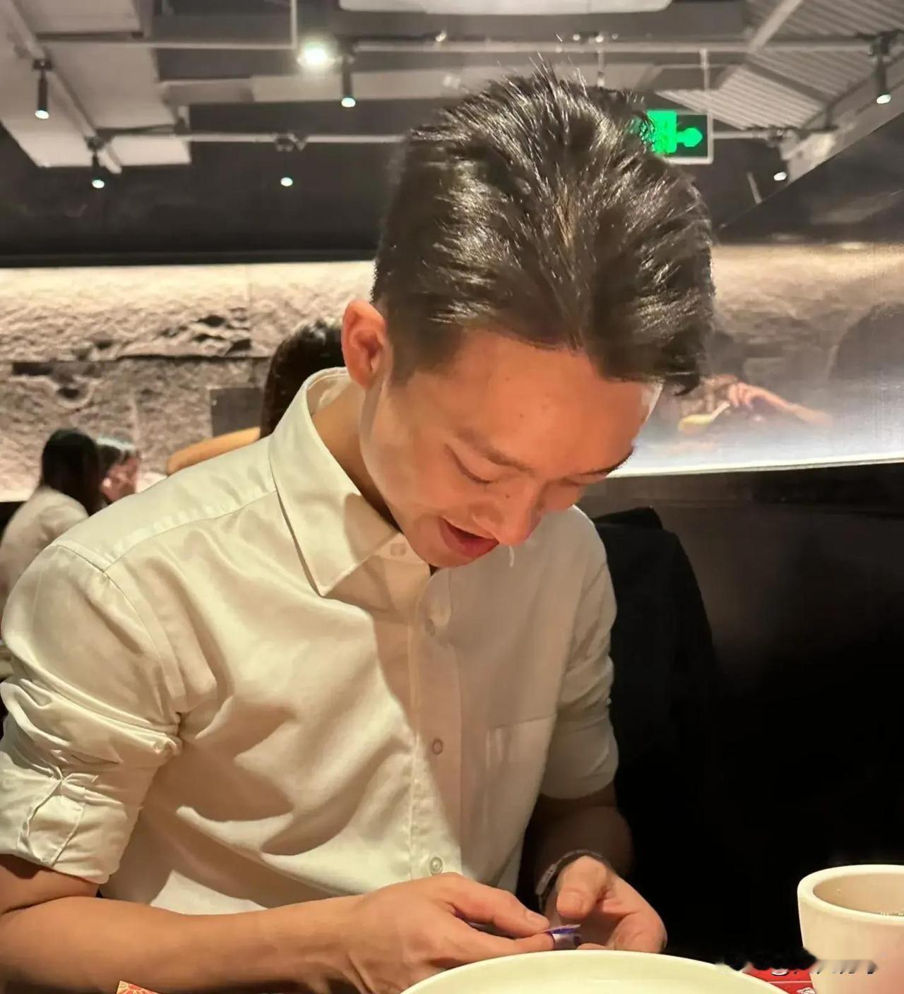 刚坐下就提AA？

网友纷纷怒评：

这是什么新操作！

一场平淡无奇的相亲，却