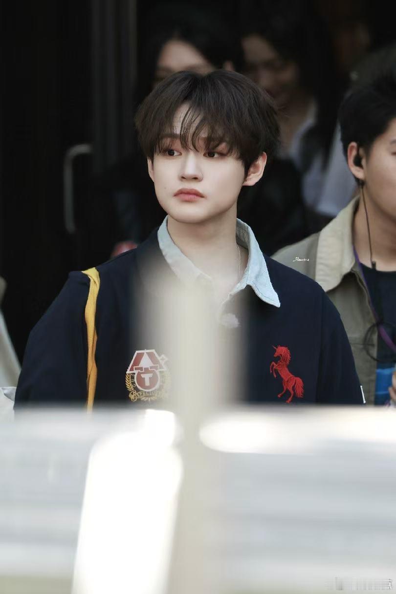 钟辰乐超燃青春的合唱 捕捉探班治愈时刻，钟辰乐元气满满亮相，干净清爽少年气质拉满