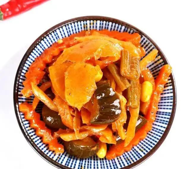盐分摄入过多，与高血压等健康问题相关，也是肥胖的一个推手，而且间接上，多吃盐会导