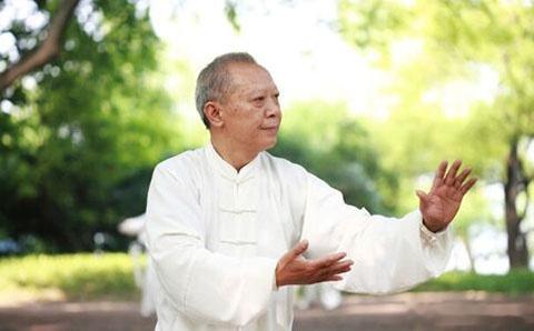 【老年人体内适量储存脂肪有益健康】老年人身体内部的消化、新陈代谢要有能量的支持才
