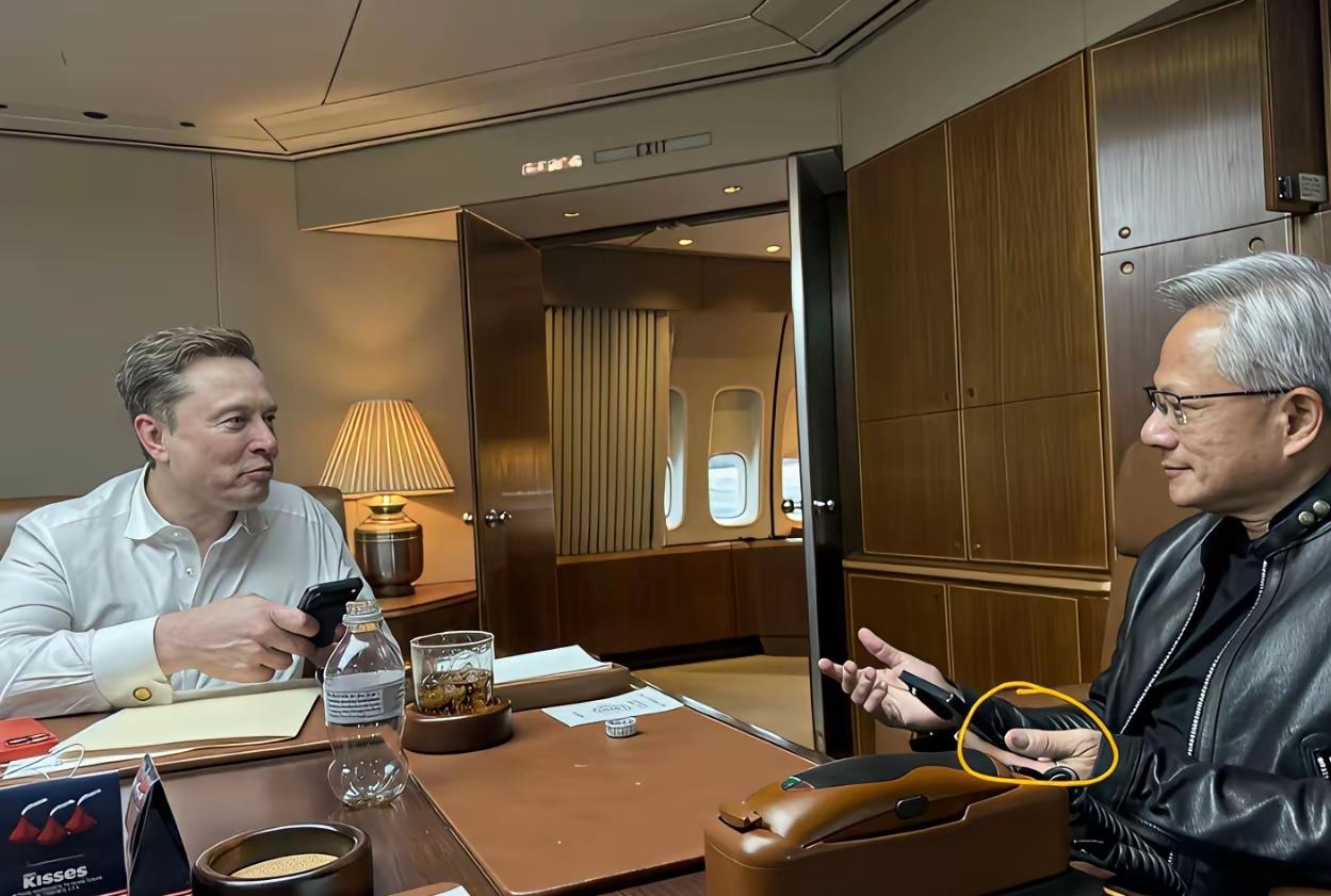 黄仁勋这手指是不是有严重的灰指甲啊，马斯克要注意别走太近啊，得了灰指甲一个传染俩