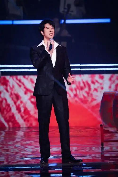 2025年12月18日王力宏成都演唱会上，6台宇树科技G1人形机器人身着银色亮片