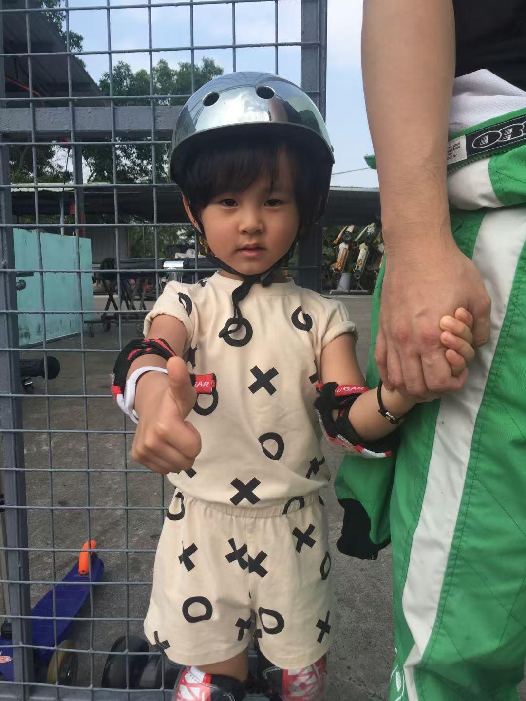 想不到 当年的小孩子，转眼间再看到……就已经是大男孩了……“真系 睇住你大…” 