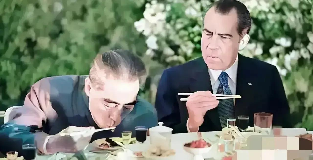 [微风]1972年，美国总统尼克松访华，他和周总理邻座用餐，总理吃饭的一举一动让