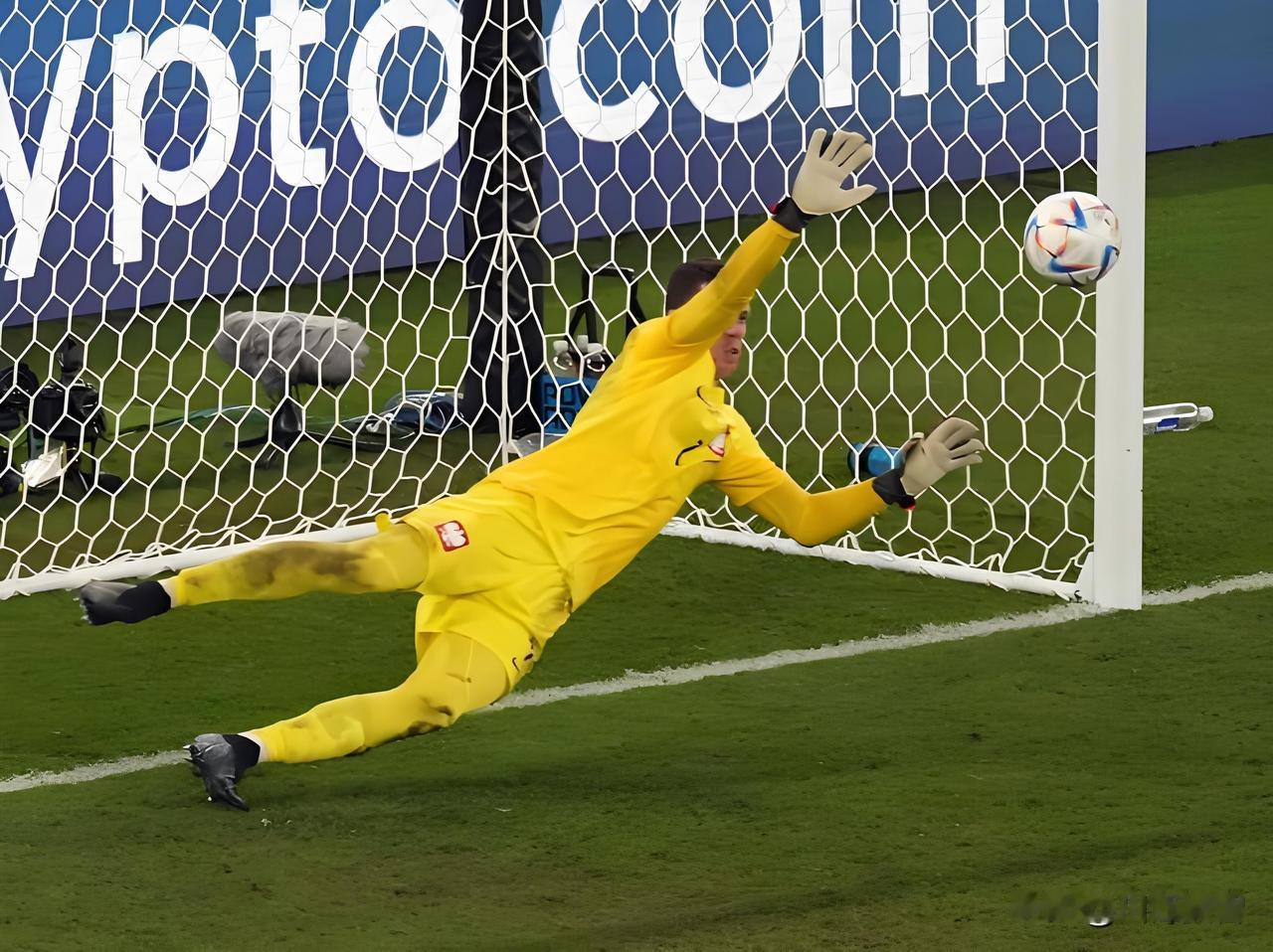 点球看着要命，其实对门将来说，是纯博弈、纯运气，扑出去是神，扑不出去是本分，心理