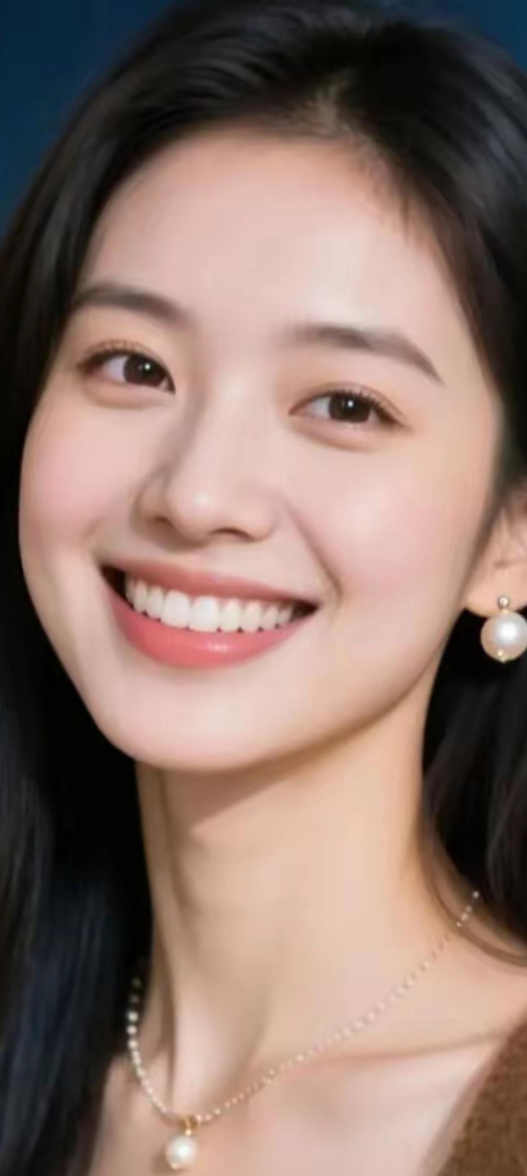 甜美笑容，珍珠耳环，优雅气质，完美搭配！💖✨