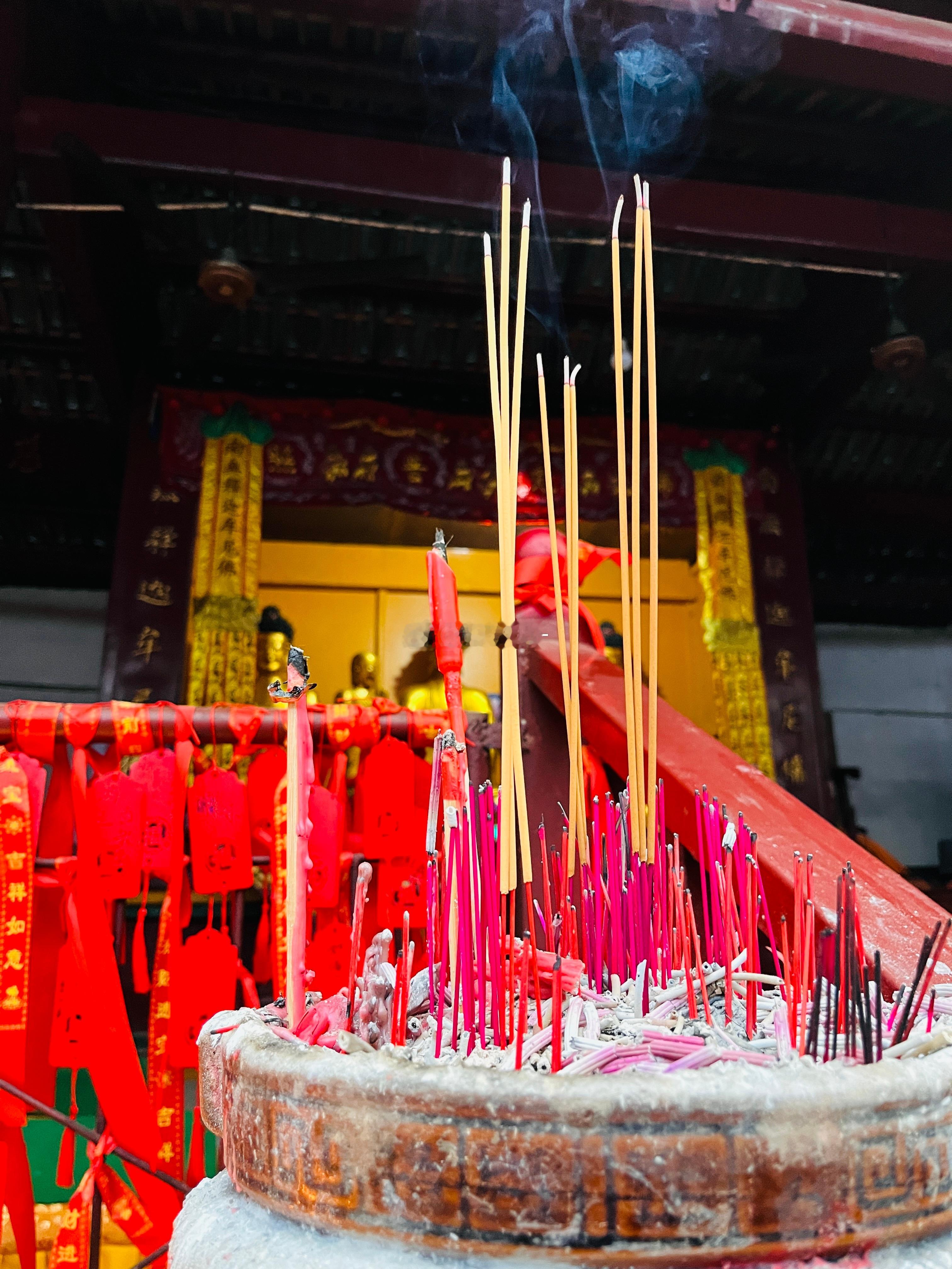 奶奶帮大家祈福 世间锋芒皆已收尽，唯余一身温厚。这份温厚，回向与每一个仍被世事磨