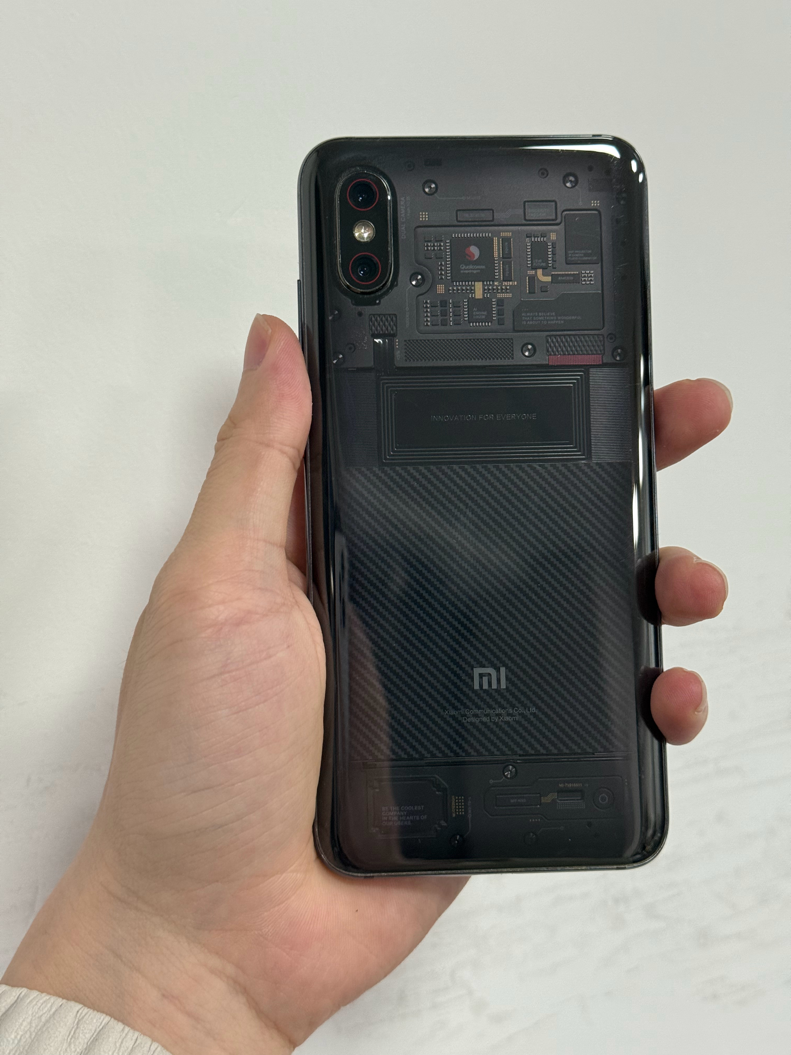 小米9透明探索版，这个也是当年的经典神机，可惜这台屏幕废了，收了卖废板内存。 