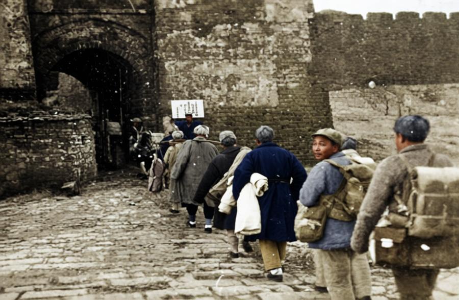 这是1949年1月21日合肥解放时的珍贵影像。解放军战士身着厚实军装、背负装备，