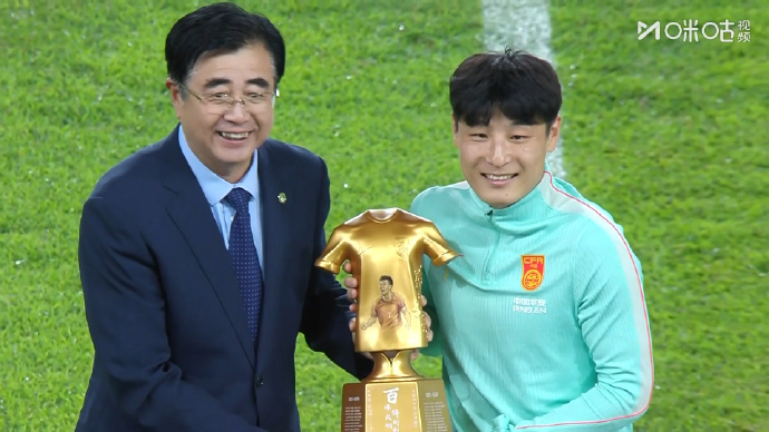 【#国家队为武磊举办百场纪念仪式# 】国足vs泰国队现场，国家队为武磊举办百场纪