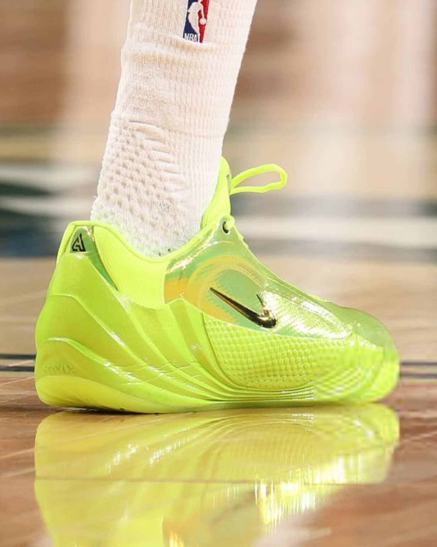 字母哥今日上脚 Nike Freak 8 “Warning Label”。这一代