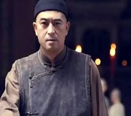 一部《白鹿原》，拍到一半直接换女主，这事当年闹得挺大。张嘉益宁愿损失上千万，也要