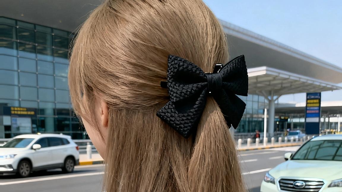 一定要注意安全呀，下班回家看到一通交通事故，惨不忍睹。
我估计是骑电动车的阿姨，