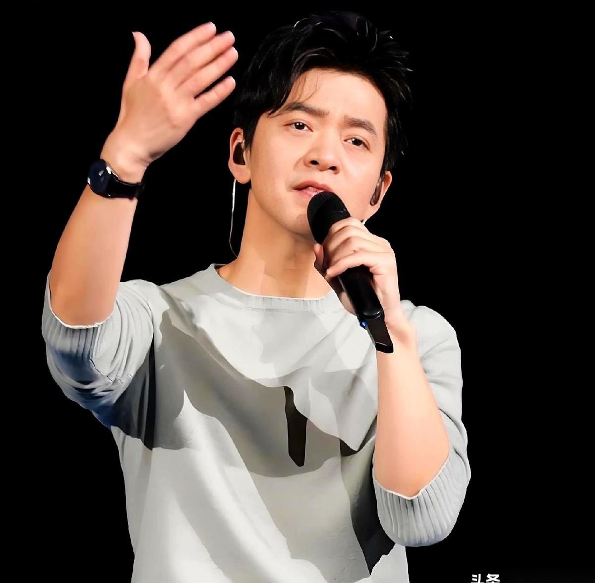 单依纯翻唱《李白》的版权风波，把李健一件旧事给翻了出来。
一对比，高下立判。
当