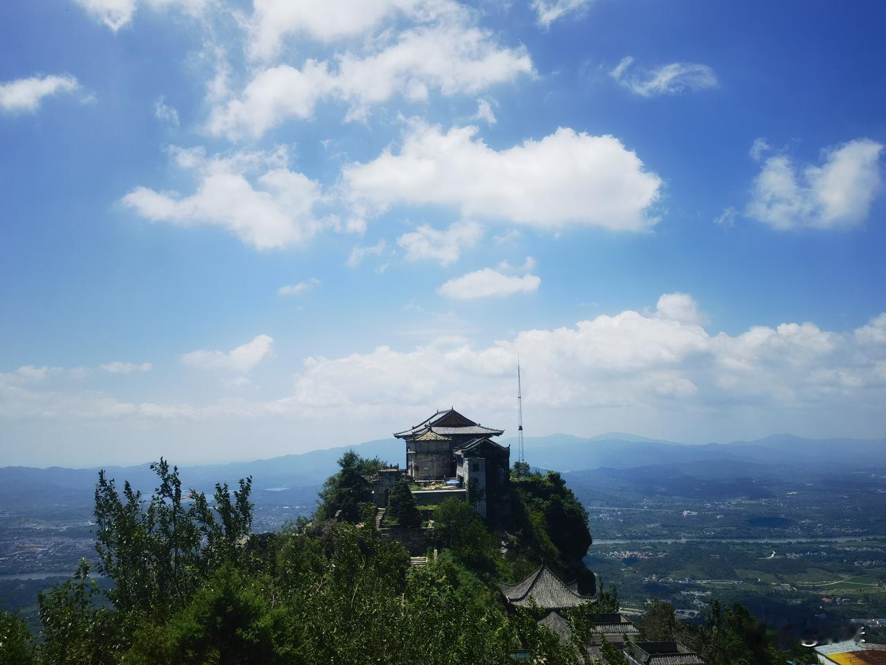 才刚过完五一，
就又想出去玩了，
什么时候才能说走就走，
说去玩就去玩呢。