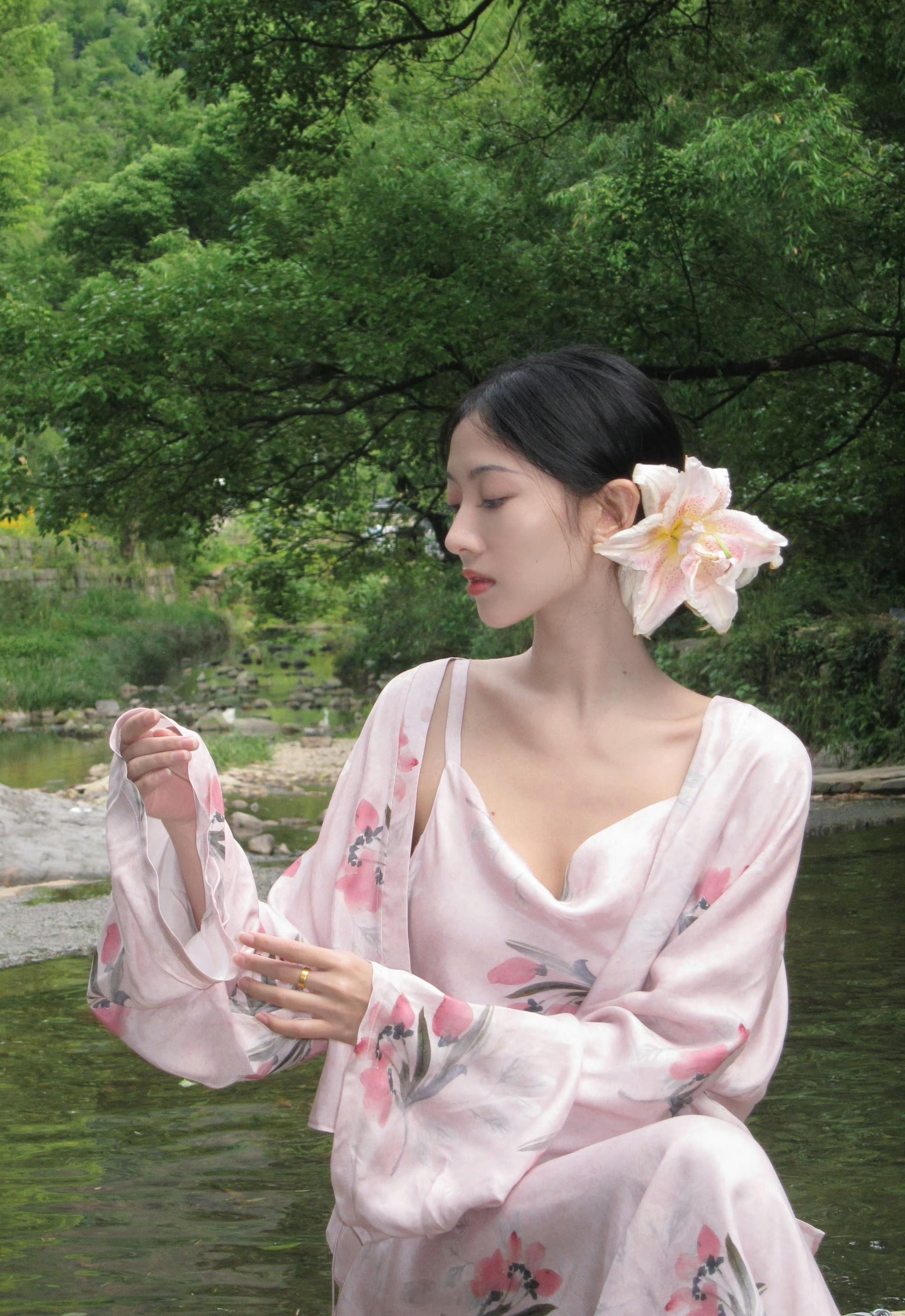 在山水间的女孩 ​​​