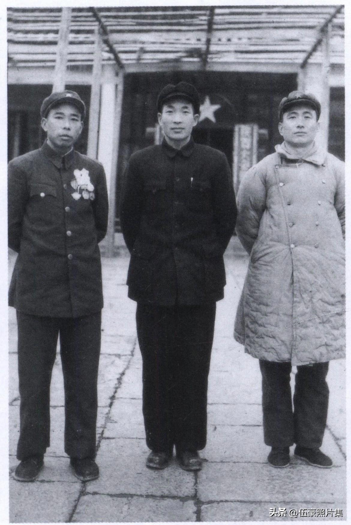 20 世纪 60 年代，陈炎清(左)等在湖南省军区合影。1962年6月前，他担任