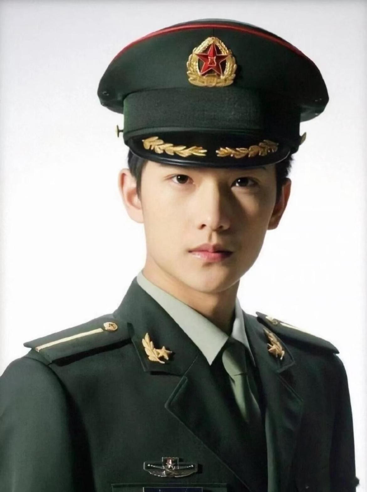 杨洋 我虽然退役了但志没退谁懂杨洋身上这股军人气质啊！[送花花]从解放军艺术学院
