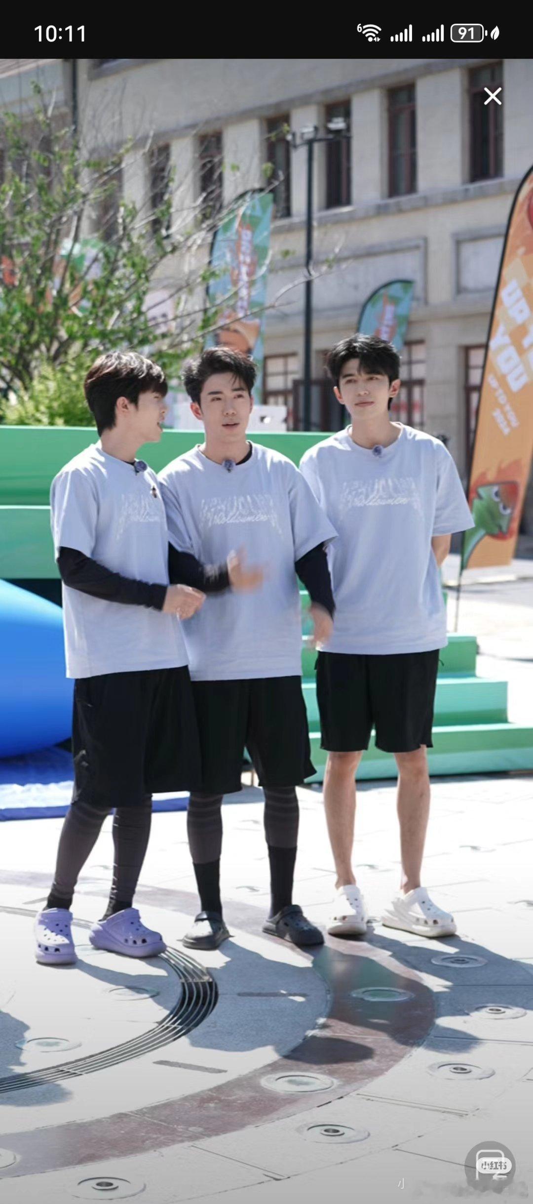 哥仨把洞洞鞋焊到脚上了 ​​​