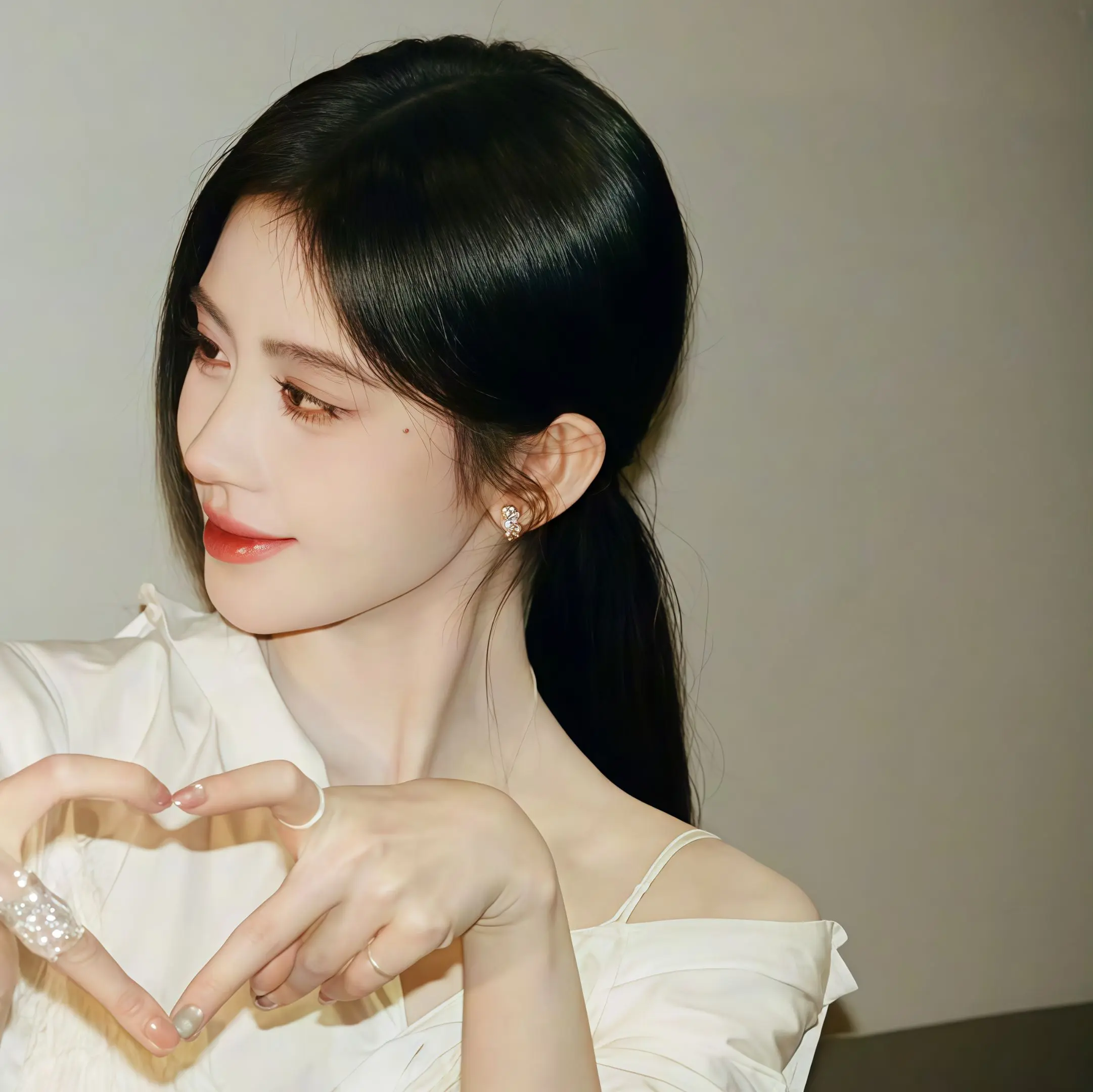 姐姐你就这么深情的看着我😚