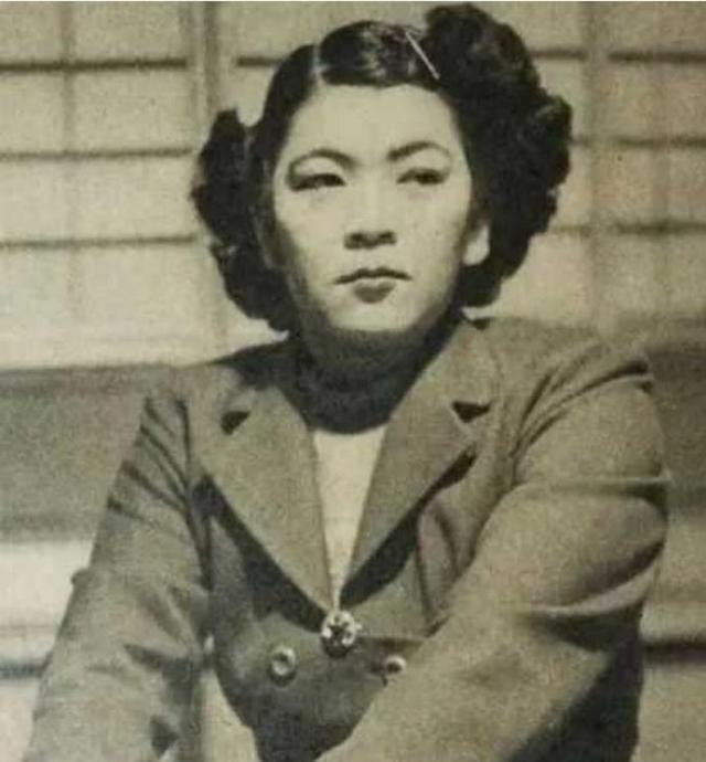 1944年，33名日本人流落太平洋荒岛。而在33人中，只有一名女性。6年后他们获